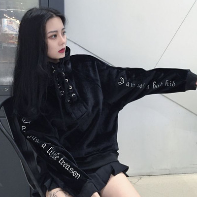 Βελούδινα περιστασιακά κορυφές με δεσμούς γύρω από το λαιμό σε δύο χρώματα