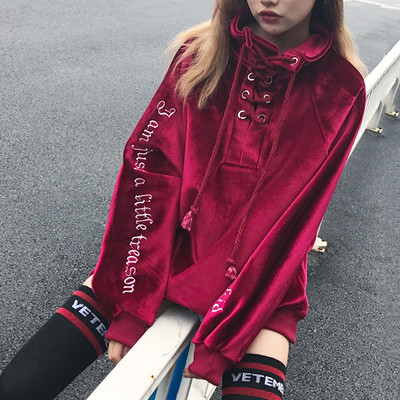 Βελούδινα περιστασιακά κορυφές με δεσμούς γύρω από το λαιμό σε δύο χρώματα