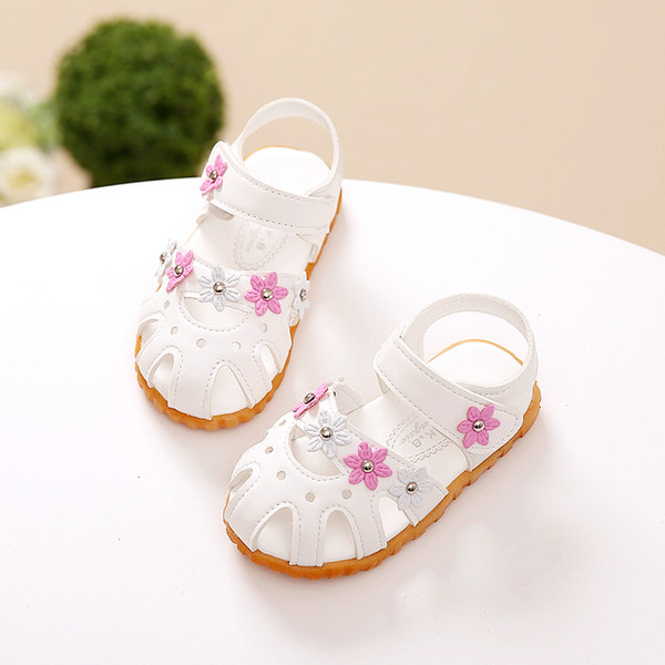Απαλό παιδικό σανδάλια για το κορίτσι