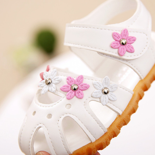 Απαλό παιδικό σανδάλια για το κορίτσι