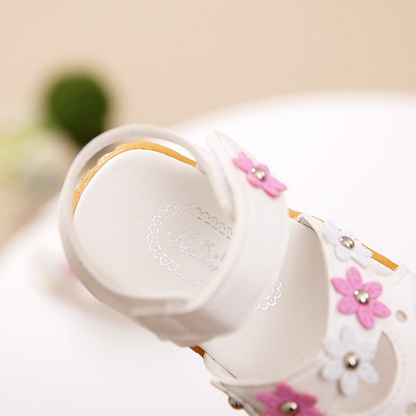 Απαλό παιδικό σανδάλια για το κορίτσι