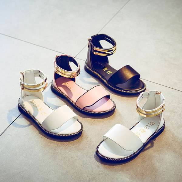 Μεγάλη σανδάλια με υψηλή χρυσό κούμπωμα