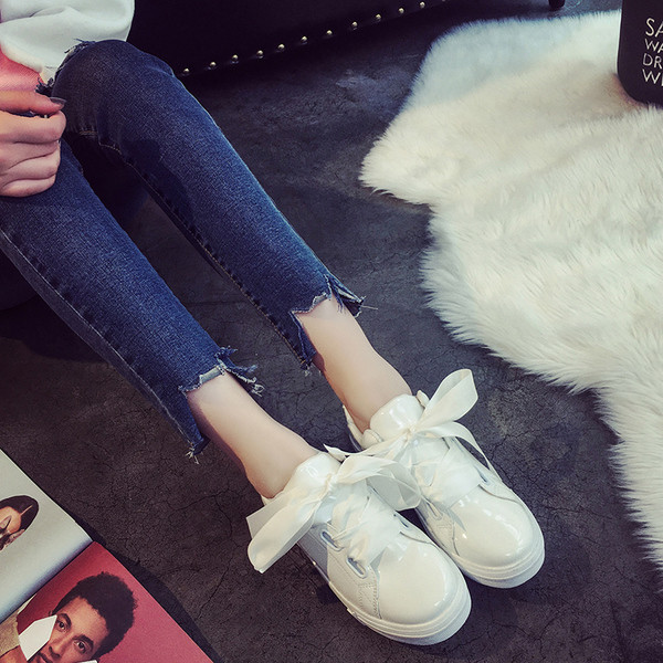 Υπέροχά λευκά casual παπούτσια με κορδέλα
