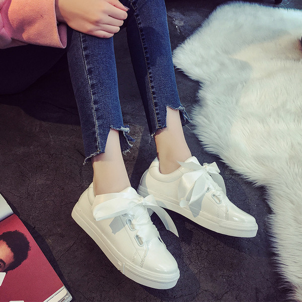 Υπέροχά λευκά casual παπούτσια με κορδέλα