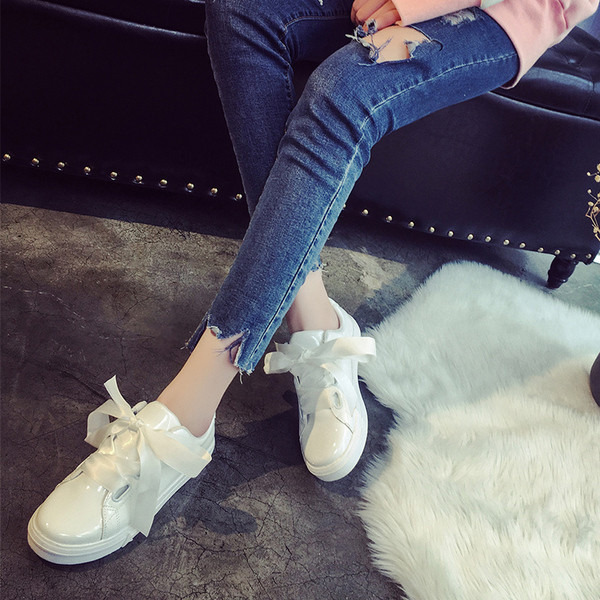 Υπέροχά λευκά casual παπούτσια με κορδέλα