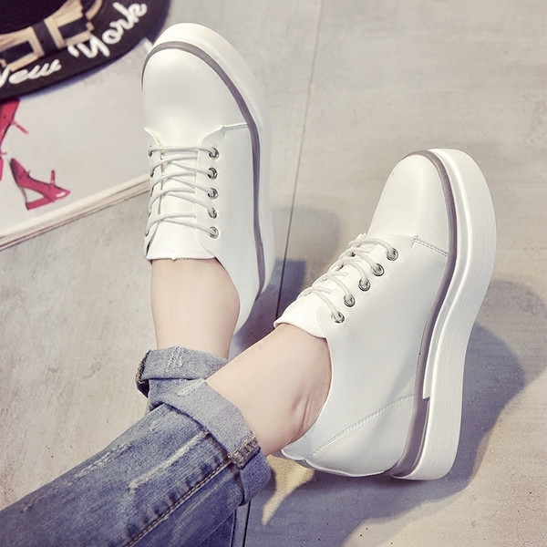 Γυναικεία παπούτσια με ψηλή πλατφόρμα 