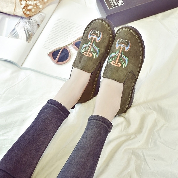 Μεγάλη κυρίες loafers με κέντημα σε δύο χρώματα