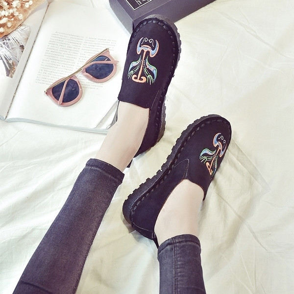 Μεγάλη κυρίες loafers με κέντημα σε δύο χρώματα