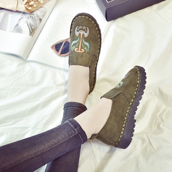 Μεγάλη κυρίες loafers με κέντημα σε δύο χρώματα