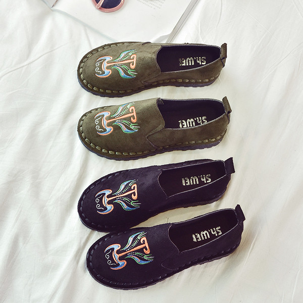 Μεγάλη κυρίες loafers με κέντημα σε δύο χρώματα