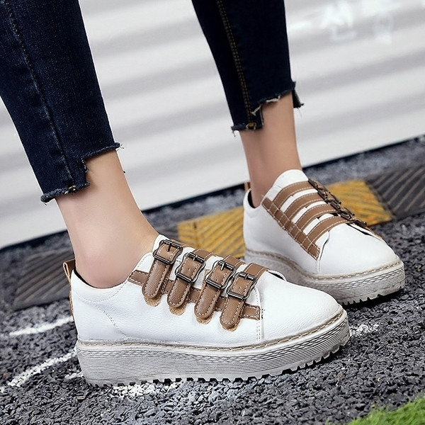 Περιστασιακά γυναικεία παπούτσια με πολύ ενδιαφέρουσα στερέωση και ψηλή σόλα