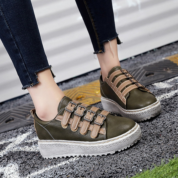 Περιστασιακά γυναικεία παπούτσια με πολύ ενδιαφέρουσα στερέωση και ψηλή σόλα