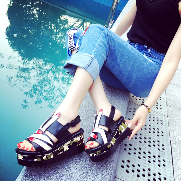 ριγέ σανδάλια σύγχρονες γυναίκες με υψηλή αποκλειστική