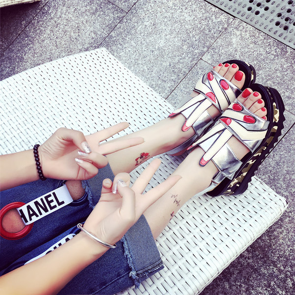 ριγέ σανδάλια σύγχρονες γυναίκες με υψηλή αποκλειστική