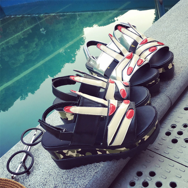 ριγέ σανδάλια σύγχρονες γυναίκες με υψηλή αποκλειστική