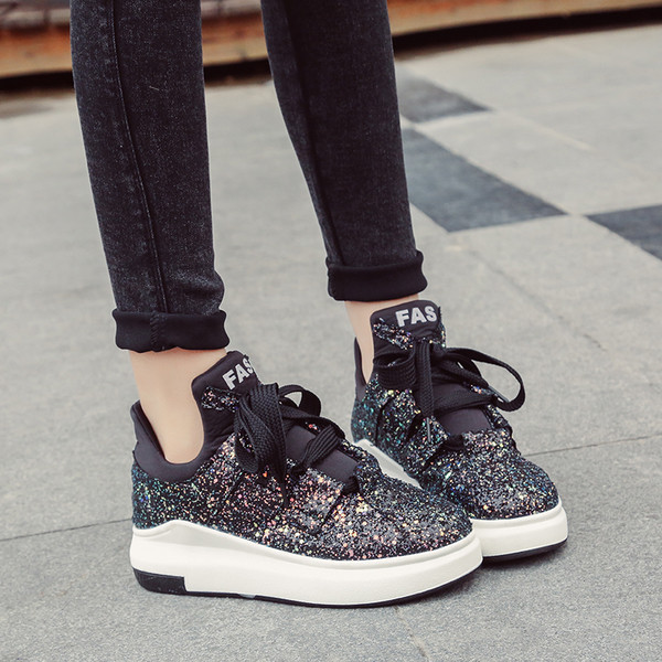 Casual γυναικεία αθλητικά παπούτσια με λαμπερό μπροκάρ σε διαφορετικά χρώματα