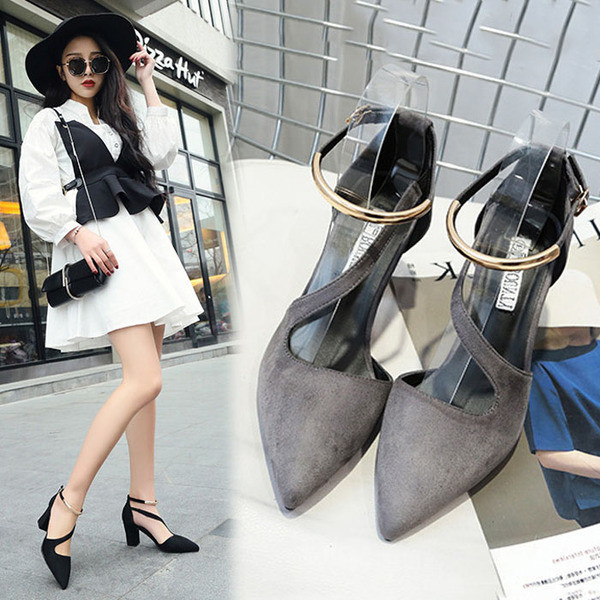 σουέντ πέδιλα Μεγάλη κυρίες με ψηλά τακούνια και χρυσό κούμπωμα