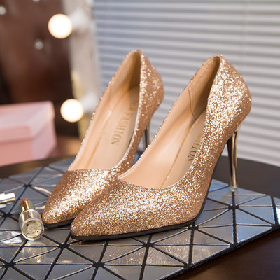 Πολύ όμορφα και πολύ κομψά  παπούτσια με glitter και τα ψηλά τακούνια