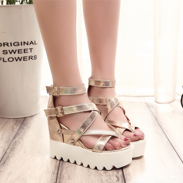 Стилни дамски сандали на висока платформа