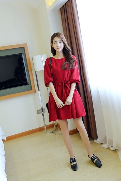 Κομψό κυρίες κόκκινο βελούδινο φόρεμα κατάλληλο για την άνοιξη και το καλοκαίρι