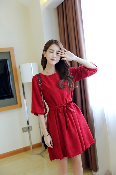 Κομψό κυρίες κόκκινο βελούδινο φόρεμα κατάλληλο για την άνοιξη και το καλοκαίρι