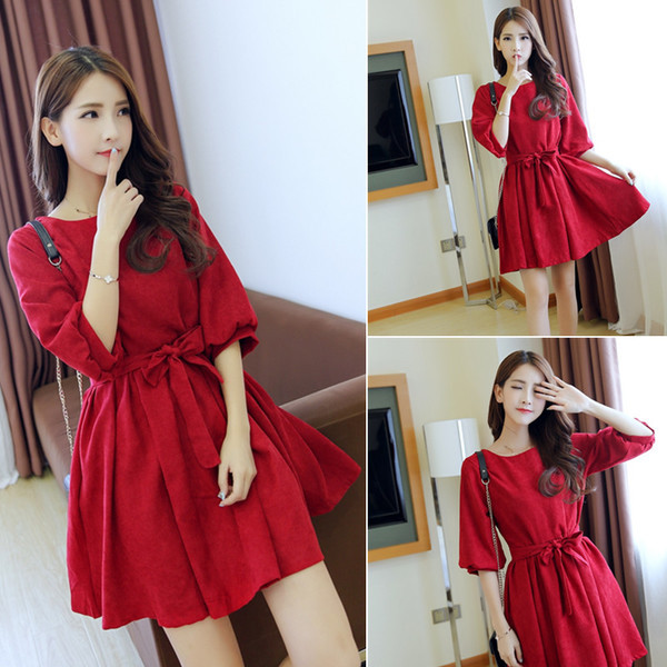 Κομψό κυρίες κόκκινο βελούδινο φόρεμα κατάλληλο για την άνοιξη και το καλοκαίρι