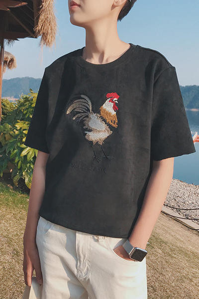 Πολύ όμορφο άθλημα, κομψό ανδρικό T-shirt με κεντημένα κόκορα σε αυτό