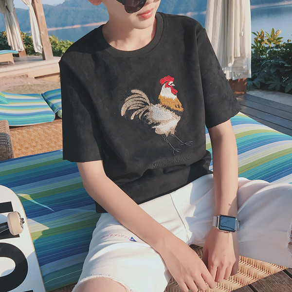 Πολύ όμορφο άθλημα, κομψό ανδρικό T-shirt με κεντημένα κόκορα σε αυτό