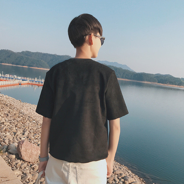 Πολύ όμορφο άθλημα, κομψό ανδρικό T-shirt με κεντημένα κόκορα σε αυτό