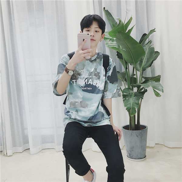 Ευρεία ανδρών T-shirt σε δύο χρώματα σε μοτίβα καμουφλάζ