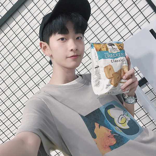 μεγάλη μπλούζα Οι άνδρες με κοντά μανίκια και απλικέ σε δύο χρώματα