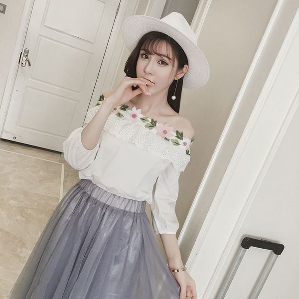 Πολλές όμορφες κυρίες μπλούζα με έναν ώμο και κέντημα λουλούδια γύρω από το λαιμό του