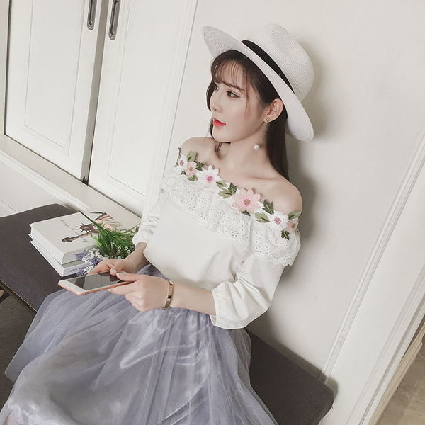 Πολλές όμορφες κυρίες μπλούζα με έναν ώμο και κέντημα λουλούδια γύρω από το λαιμό του