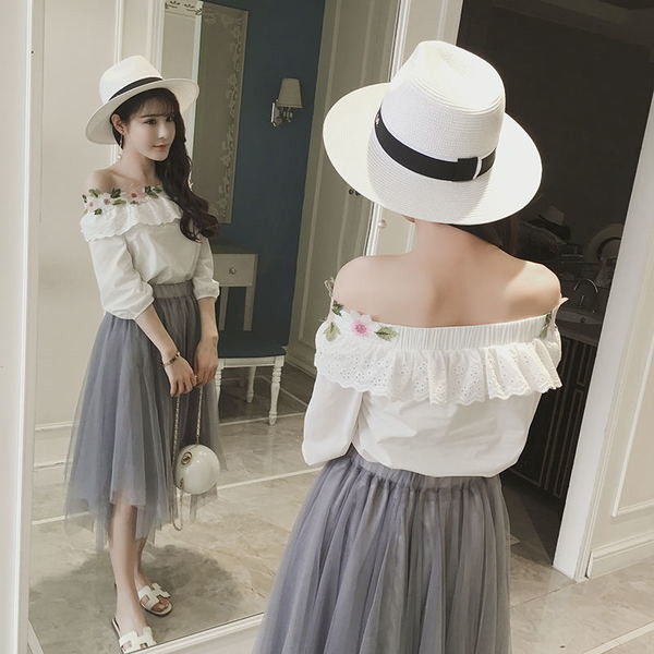 Πολλές όμορφες κυρίες μπλούζα με έναν ώμο και κέντημα λουλούδια γύρω από το λαιμό του