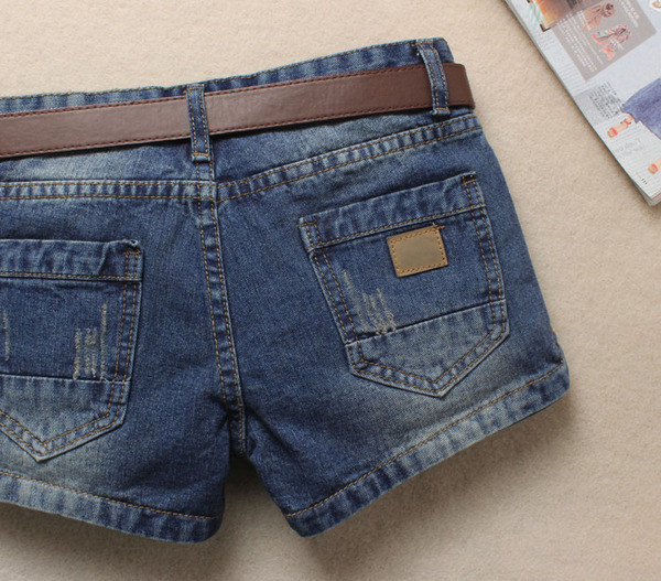 Μπλε κυρίες κομμένα σορτς σε στυλ ρετρό