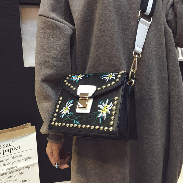 Καθημερινές τσάντες με χάντρες και κεντήματα σε δύο χρώματα