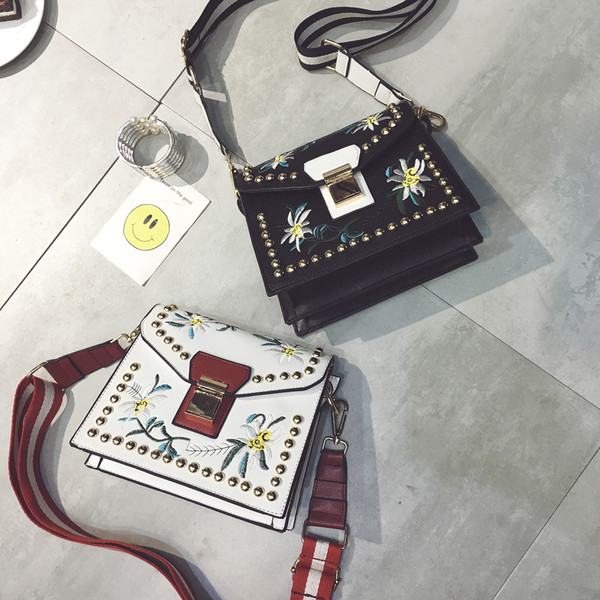 Καθημερινές τσάντες με χάντρες και κεντήματα σε δύο χρώματα