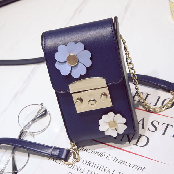 Σύγχρονη τσάντα πάνω από ανθισμένο από τον ώμο 