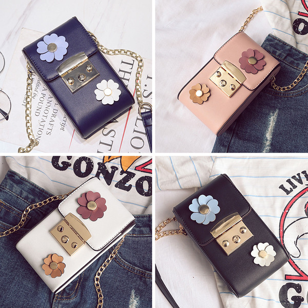 Σύγχρονη τσάντα πάνω από ανθισμένο από τον ώμο 