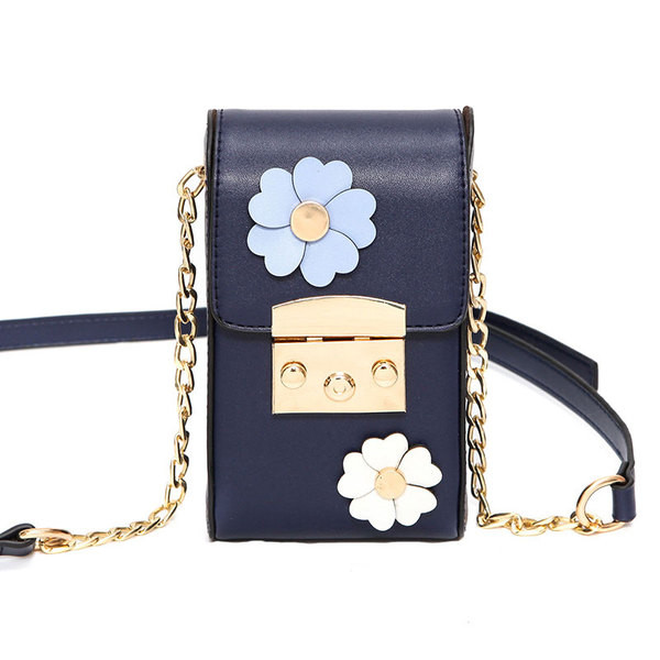 Σύγχρονη τσάντα πάνω από ανθισμένο από τον ώμο 