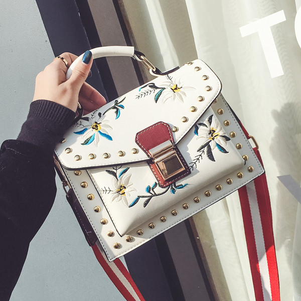 Модерна дамска ежедневна чанта с маниста и бродерия в два цвята 