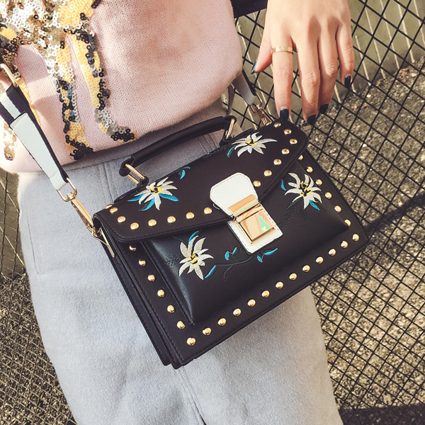 Модерна дамска ежедневна чанта с маниста и бродерия в два цвята 