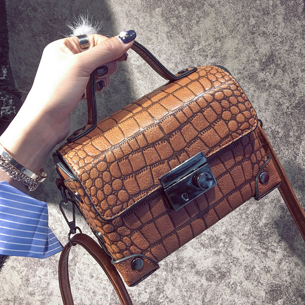 Σύγχρονη πορτοφόλι με μια λαβή πάνω από τον ώμο με ένα μαλακό δέρμα