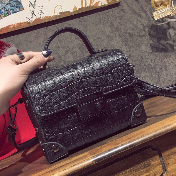 Σύγχρονη πορτοφόλι με μια λαβή πάνω από τον ώμο με ένα μαλακό δέρμα