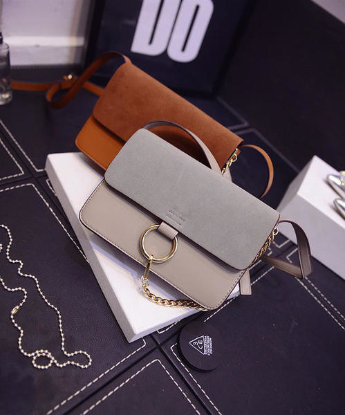 Изключително свежа дамска чантичка с дълга дръжка през рамо подходяща за ежедневието