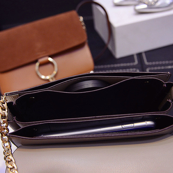 Изключително свежа дамска чантичка с дълга дръжка през рамо подходяща за ежедневието