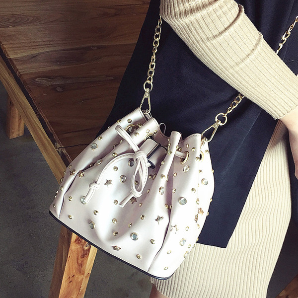 Καθημερινά οι γυναίκες πρακτική τσάντα με χάντρες και μακριά λαβή σε διάφορα χρώματα