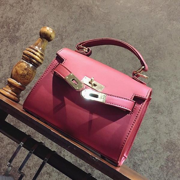 τσάντα ματ με χρυσό κούμπωμα και μακριά λαβή σε διάφορα χρώματα