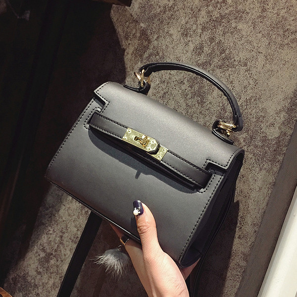 τσάντα ματ με χρυσό κούμπωμα και μακριά λαβή σε διάφορα χρώματα