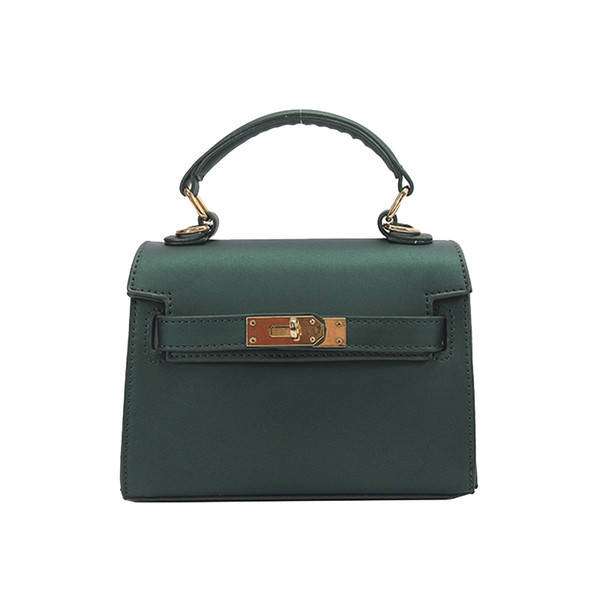 τσάντα ματ με χρυσό κούμπωμα και μακριά λαβή σε διάφορα χρώματα